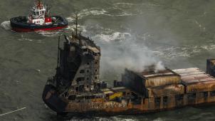 <p>11.03.2025, Großbritannien, Grimsby: Rauchschwaden vom Frachtschiff MV Solong in der Nordsee vor der Küste Yorkshires in England, nachdem er am Montag mit dem Öltanker MV Stena Immaculate kollidiert war.</p>