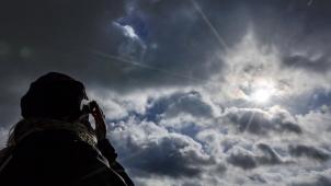 <p>Beobachter einer Sonnenfinsternis sollten stets einen Augenschutz tragen.</p>