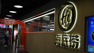 <p>Unter einem Logo mit den Buchstaben „HI“ steht auf Chinesisch der Name der chinesischen Feuertopf-Restaurantkette „Haidilao“.</p>
