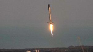 <p>Der Booster der SpaceX Falcon 9 Rakete kehrt nach dem Start in Cape Canaveral, Florida, zur Cape Canaveral Space Force Station zurück.</p>
