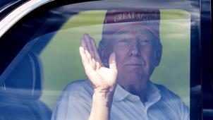 <p>US-Präsident Donald Trump winkt aus seiner Limousine, als er den Trump International Golf Club verlässt.</p>