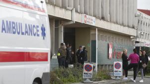 <p>Menschen warten vor dem Krankenhaus. Bei einem Brand in einer Diskothek sind nach amtlichen Angaben mindestens 50 Menschen ums Leben gekommen.</p>