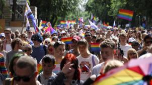 <p>Ein Schnappschuss aus dem Jahr 2024: Viele Menschen ziehen bei der 29. Pride Parade in Budapest durch die Stadt.</p>