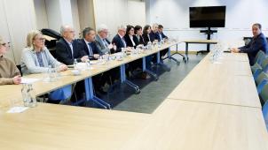 <p>Die Vertreter von Arbeitgeber- und Gewerkschaftsverbänden präsentieren Arbeitsminister David Clarinval (r.) ihre vereinbarten Forderungen.</p>