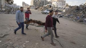 <p>Der Leichnam eines Palästinensers, der bei einem Luftangriff der israelischen Armee getötet wurde, wird in das Shifa-Krankenhaus gebracht.</p>