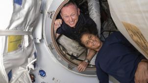 <p>Auf diesem von der NASA zur Verfügung gestellten Foto posieren Barry „Butch“ Wilmore (links) und Suni Williams für ein Porträt im Vorraum zwischen der vorderen Öffnung des Harmony-Moduls der Internationalen Raumstation (ISS) und dem Starliner-Raumschiff von Boeing.</p>