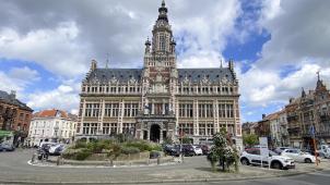 <p>Ein Blick auf das Rathaus in der Brüsseler GemeindeSchaerbeek</p>