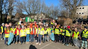 <p>Die Kinder der Grundschule Kettenis sind bereit für den Frühjahrsputz – und das bei strahlendem Sonnenschein.</p>