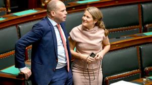 <p>Mit ihrem Kurs kehrt Migrationsministerin Anneleen Van Bosssuyt (r.) zur Linie ihres Parteikollegen Theo Francken (l.) zurück.</p>