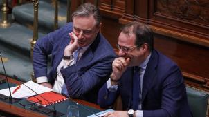 <p>Premier Bart De Wever (l.) und Arbeitsminister Clarinval stehen voll hinter der Reform des Arbeitslosengeldes.</p>