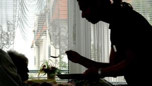 <p>Rentenminister Jan Jambon versichert, dass die Ausübung von Pflege – ob informell im Familienkreis oder formell im Pflegeheim – als Arbeitsleistung zählt.</p>