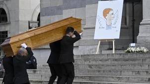 <p>Der Sarg mit den sterblichen Überresten der verstorbenen Schauspielerin wird ins Krematorium getragen. Ein von Jean-Charles de Castelbajac gezeichnetes Porträt schmückt die Stufen.</p>