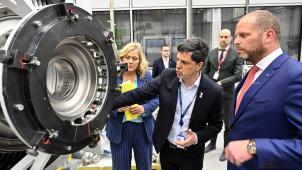<p>Wissenschaftsministerin Vanessa Matzund Verteidigungsminister Theo Francken (r.) beim Besuch des Unternehmens Safran Aero Boosters in Herstal</p>