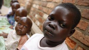 <p>Kinder vor einem Krankenhaus in Ruanda</p>
