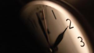 <p>Die Sommerzeit steht an: In Belgien und anderen EU-Ländern werden am Sonntagmorgen (30. März) die Uhren von 2 Uhr auf 3 Uhr vorgestellt. Bis zum 26. Oktober gilt dann die Mitteleuropäische Sommerzeit (MESZ).</p>