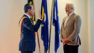 <p>Emir Kir und der Brüsseler Regionalminister Bernard Clerfayt bei der Vereidigungszeremonie.</p>