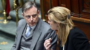 <p>Premier Bart De Wever in der Kammer im Gespräch mit MinisterinAnnelies Verlinden</p>