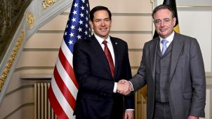 <p>Ein Handschlag in angespannten Zeiten: Premier Wever (rechts) empfängt US-Außenminister Rubio in Brüssel.</p>