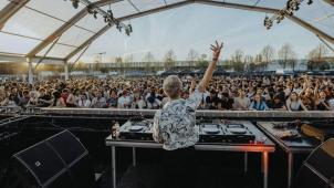 <p>Tanz am Wasser: Hangar-Festival lockt wieder tausende Musikfans nach Brüssel.</p>