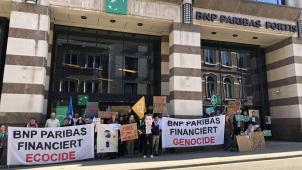 <p>Extinction Rebellion protestierte am Samstagin Löwen gegen Investitionen der BNP Paribas.</p>