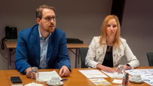 <p>Vorgestellt wurde die Veranstaltung von dem zuständigen DG-Minister Jérôme Franssen und Cathérine Signon, Fachbereichsleiterin für Berufswahl und -bildung des Arbeitsamts der DG.</p>
