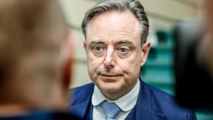 <p>Nach erzielter Einigung beantwortet Premier Bart De Wever in der Nacht die Fragen von Journalisten.</p>