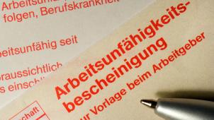 <p>Ärzte dürfen Patienten im ersten Jahr der Arbeitsunfähigkeit Krankmeldungen nur noch für maximal drei Monate ausstellen.</p>