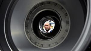 <p>Theo Francken (hier bei einem Besuch der Rüstungsfabrik Safran in Herstal): „Größte Investition in die Verteidigung seit 40 Jahren“</p>