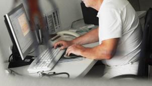 <p>Ein Arzt sitzt in seiner Praxis an einem Computer. Ab dem 1. Januar 2026 soll der Krankenschein in Papierform vollständig durch einen elektronischen ersetzt werden.</p>