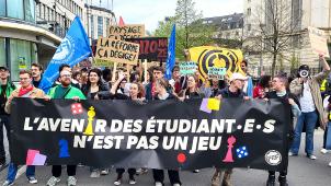 <p>Der Studentenprotestzug auf dem Weg zum Kabinett Hochschulministerin Degryse</p>