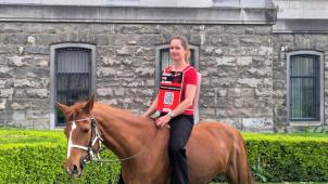 <p>Mit Pferd und Haltung: Juristin Judit Karlsson protestiert gegen Hungersnot in Sudan.</p>