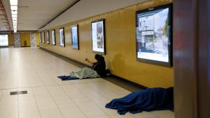 <p>Obdachlose finden Schutz in einem Gang der Metrostation Porte de Namur in Brüssel.</p>