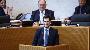 <p>Ministerpräsident Adrien Dolimont bei seiner Rede zur Lage der Wallonie</p>