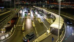 <p>Wer am Landesflughafen in Zaventem keine Parkgebühren bezahlen will, kann sich in der „Drop-off“-Zone, die für Autofahrer wenige Minuten kostenfrei ist, absetzen bzw. abholen lassen.</p>
