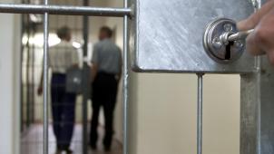 <p>Die Staatsanwälte setzen einen beispiellosen Hebel gegen die Pensionspläne der Regierung ein. Indem sie kurzfristige Haftstrafen nicht länger aufschieben, droht die Überbelegung in den Gefängnissen völlig aus dem Ruder zu laufen.</p>