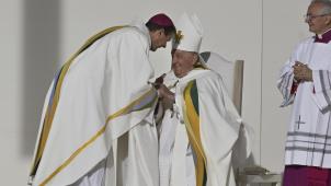 <p>Erzbischof Luc Terlinden und Papst Franziskus bei der heiligen Messe im König-Baudouin-Stadion in Brüssel am 29. September 2024.</p>