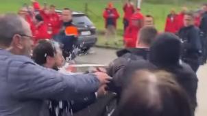 <p>Bouchez - hier links bei der Bierdusche zu sehen - blieb nach dem wütenden Empfang in Gembloux standhaft.</p>