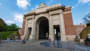 <p>Imposantes Kriegsdenkmal: Menenpoort in Ypern</p>