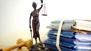 <p>Die Zahl der von der Justiz eingestellten Ermittlungen ist 2024 auf ein Rekordtief gesunken.</p>