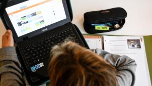 <p>Primarschülerin vor ihrem Laptop in einer Schule in Edegem</p>