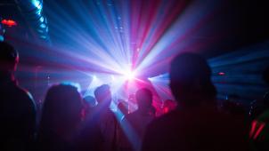 <p>Licht, Musik und ausgelassene Stimmung – das verlassene Gelände bei Sugny wurde zur Technoparty-Zone.</p>