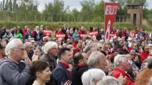<p>Teilnehmer der Gedenkveranstaltung am Fort Breendonk erinnern an das Ende des Zweiten Weltkriegs vor 80 Jahren.</p>