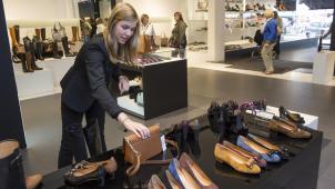 <p>Studentin arbeitet in einem Schuhladen.</p>