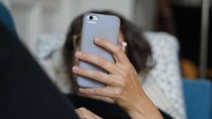 <p>Digital gefangen? Jeder zweite Belgier kämpft mit Bildschirm-Zeit.</p>