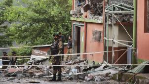 <p>oldaten der Armee stehen vor einer Moschee, die durch einen mutmaßlichen indischen Raketenangriff in der Nähe von Muzaffarabad, der Hauptstadt des von Pakistan kontrollierten Kaschmir, beschädigt wurde.</p>