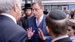 <p>Bei der jährlichen Gedenkfeier der jüdischen Gemeinschaft Antwerpens zum Ende des Zweiten Weltkriegs warnte Premierminister Bart De Wever (Bildmitte) am Donnerstagabend vor wachsendem Antisemitismus. Bilder aus dem Nahen Osten würden missbraucht, um Juden mit dem Bösen gleichzusetzen, sagte er. De Wever verzichtete bewusst auf ausführliche Stellungnahmen zum Gaza-Konflikt und betonte stattdessen die Bedeutung der Holocaust-Erinnerung und den Schutz der jüdischen Gemeinschaft.</p>