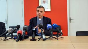 <p>Luc Terlinden bei seiner Pressekonferenz am Donnerstag im Haus der Erzbistums in Anderlecht. In demselben Raum hatten Robert Francis Prevost und die belgischen Bischöfe im September anlässlich des Besuchs von Papst Franziskus in Belgien zusammen gegessen.</p>