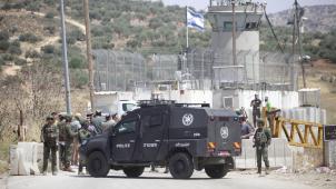 <p>Palästinensische Gebiete, Nablus: Israelische Soldaten bewachen jüdische Siedler während einer Demonstration am Kontrollpunkt Beit Furik östlich der Westbankstadt Nablus.</p>