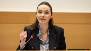 <p>Eléonore Simonet (MR) ist nicht nur die jüngste Ministerin der belgischen Geschichte, sondern auch eine kämpferische Stimme in der Föderalregierung – für mehr Fairness für Selbstständige, gegen Gewalt in Brüssel und für bewussten Konsum.</p>