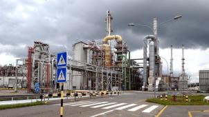 <p>Dunke Wolken hängen über der Chemieindustrie (Bild: BP in Geel).</p>
